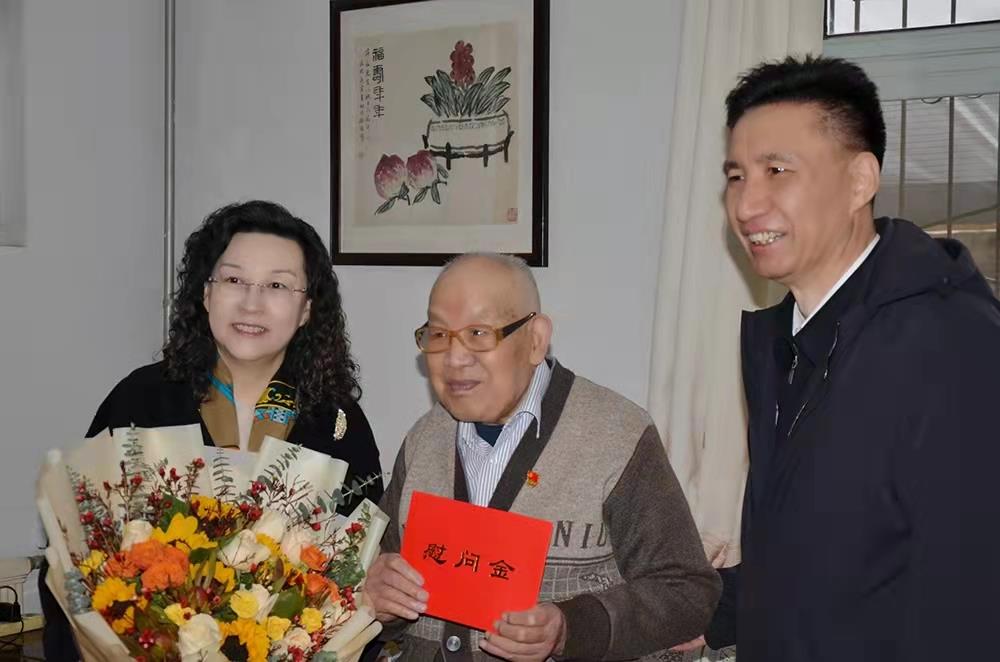 濟南產發(fā)集團黨委副書記、總經理黃蓓走訪慰問離休老干部、老黨員